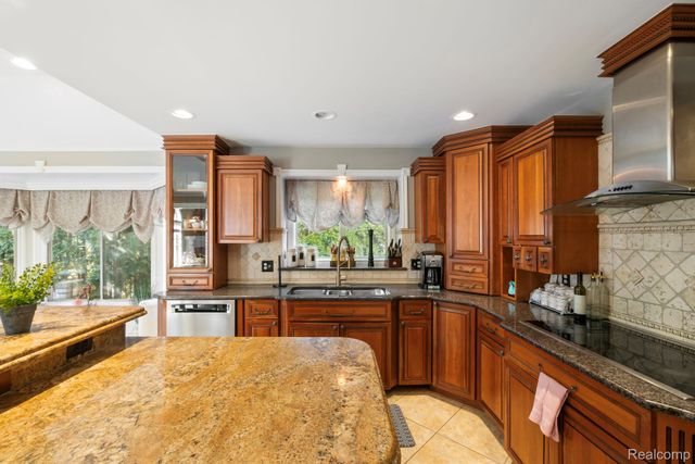 51246 Woodside Drive, Macomb Township, MI 48042