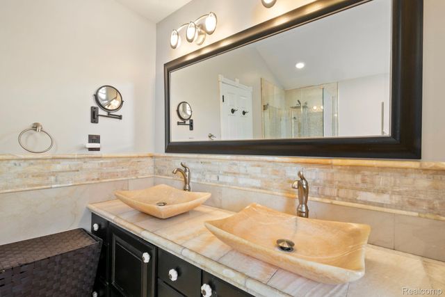 51246 Woodside Drive, Macomb Township, MI 48042