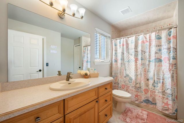 51246 Woodside Drive, Macomb Township, MI 48042