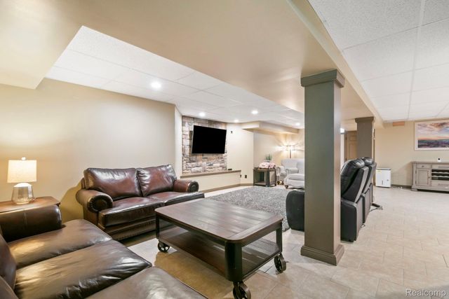 51246 Woodside Drive, Macomb Township, MI 48042