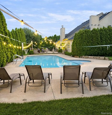 51246 Woodside Drive, Macomb Township, MI 48042