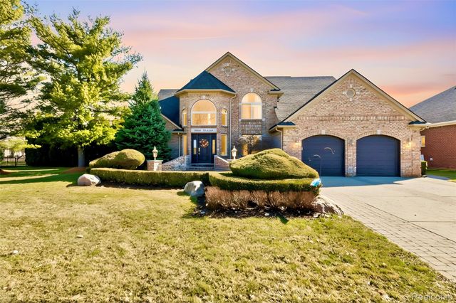 51246 Woodside Drive, Macomb Township, MI 48042