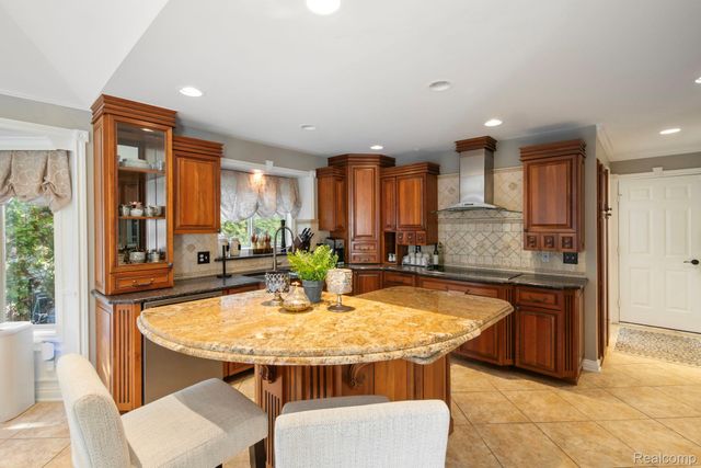 51246 Woodside Drive, Macomb Township, MI 48042