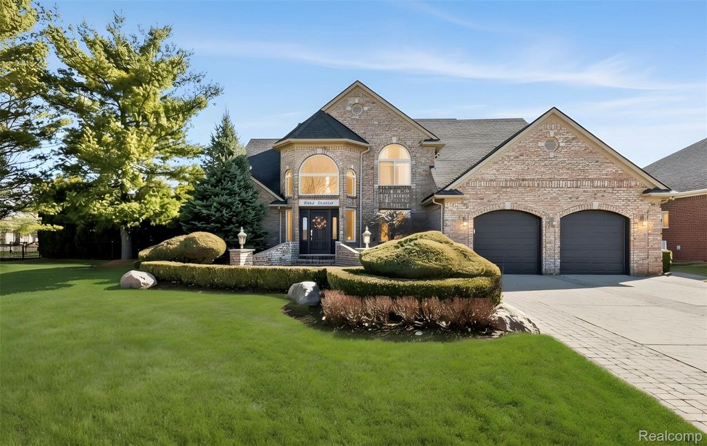 51246 Woodside Drive, Macomb Township, MI 48042