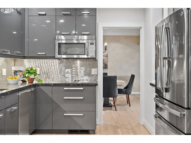 742 Nw WESTOVER Sq, Portland, OR 97210