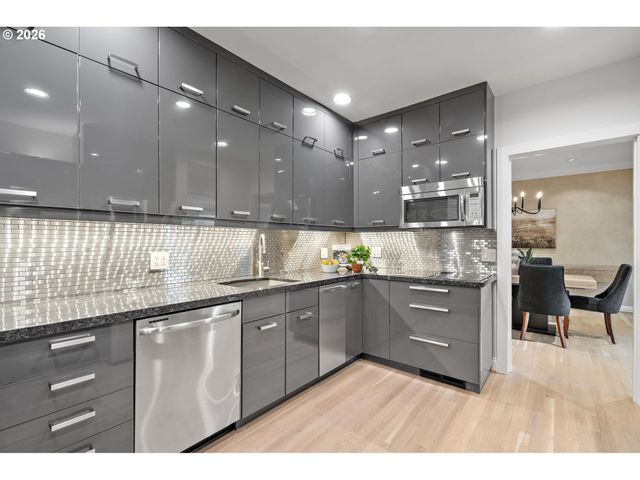 742 Nw WESTOVER Sq, Portland, OR 97210