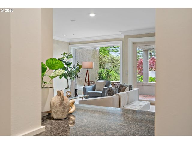 742 Nw WESTOVER Sq, Portland, OR 97210