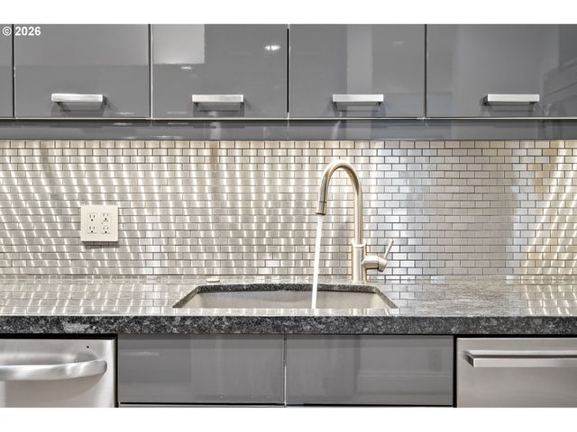 742 Nw WESTOVER Sq, Portland, OR 97210