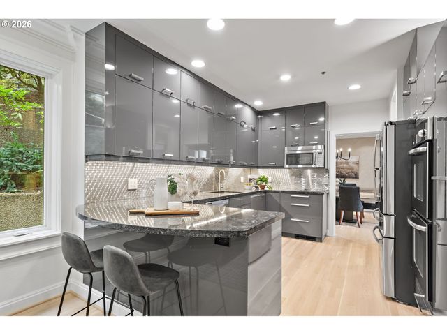 742 Nw WESTOVER Sq, Portland, OR 97210