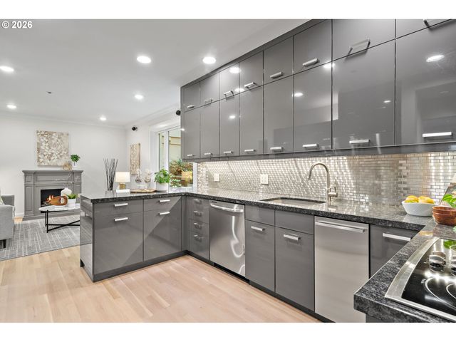 742 Nw WESTOVER Sq, Portland, OR 97210