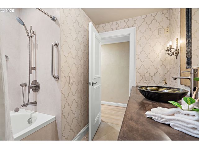 742 Nw WESTOVER Sq, Portland, OR 97210