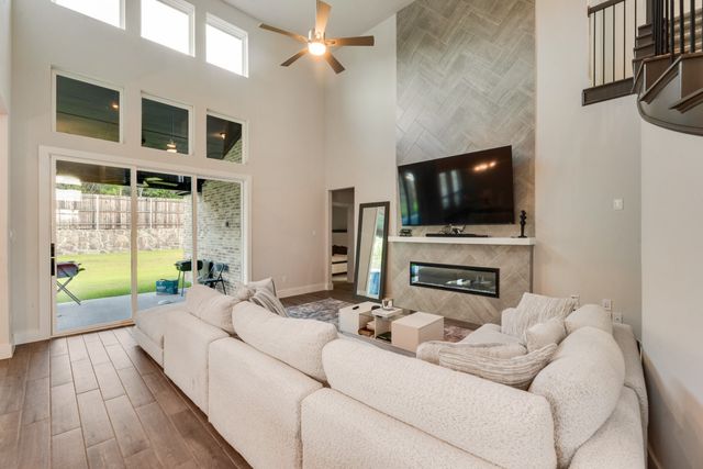 1112 E Hidden Lakes Drive, Desoto, TX 75115