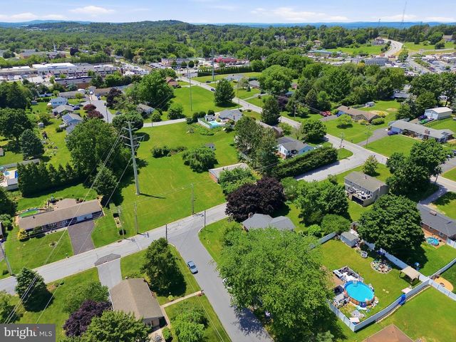 2102 LOUISE AVE, York, PA 17403