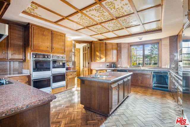 16501 Mulholland Drive, Los Angeles, CA 90049