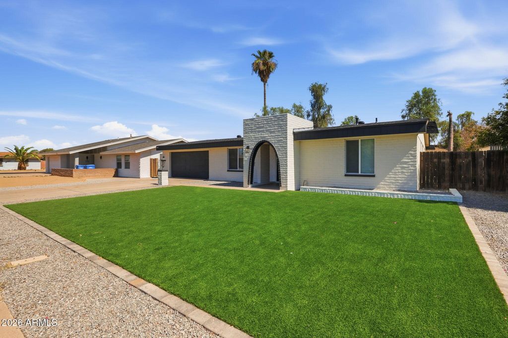 4136 W CARON Street, Phoenix, AZ 85051 — photo 2