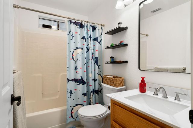 8810 Laguna Star Dr, Elk Grove, CA 95758