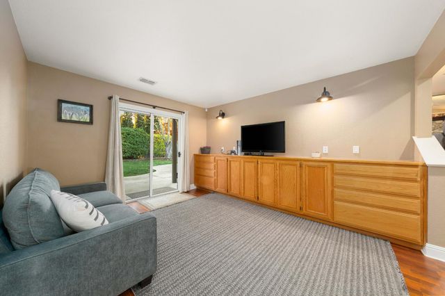 8810 Laguna Star Dr, Elk Grove, CA 95758