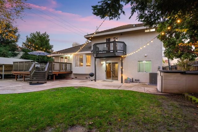 8810 Laguna Star Dr, Elk Grove, CA 95758