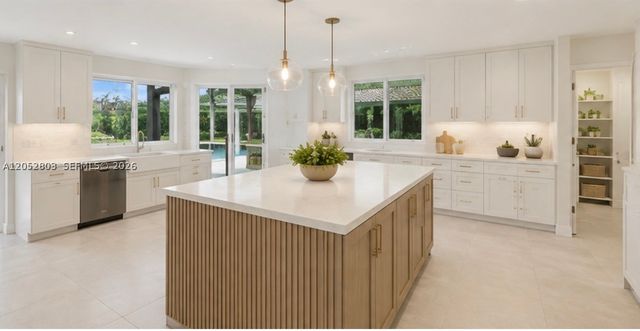 8541 N Lake Dasha Dr, Plantation, FL 33324