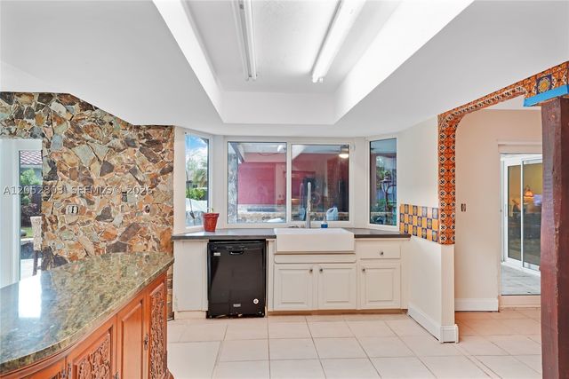 8541 N Lake Dasha Dr, Plantation, FL 33324