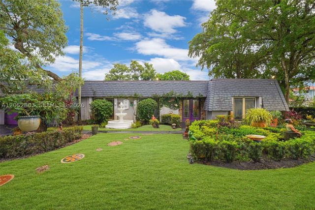 8541 N Lake Dasha Dr, Plantation, FL 33324