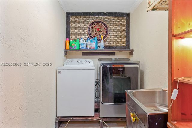 8541 N Lake Dasha Dr, Plantation, FL 33324