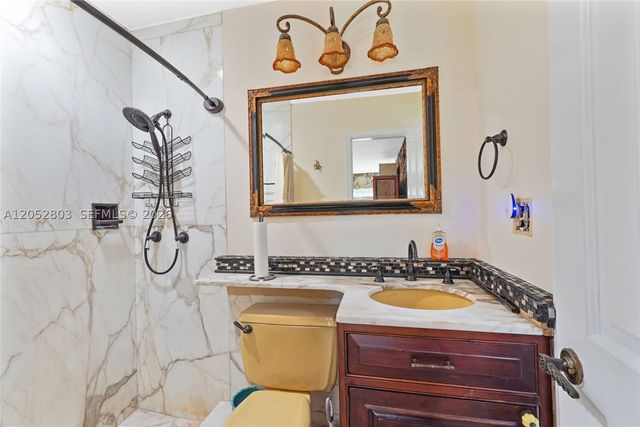 8541 N Lake Dasha Dr, Plantation, FL 33324