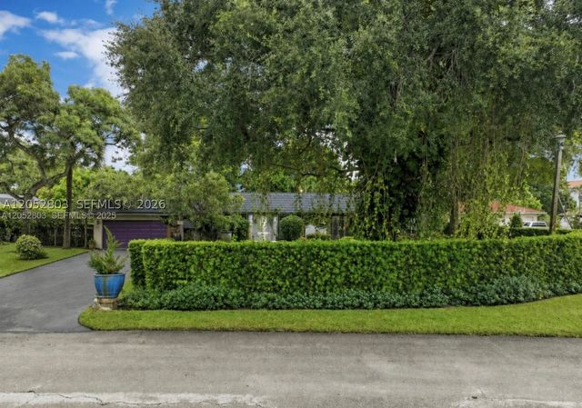 8541 N Lake Dasha Dr, Plantation, FL 33324