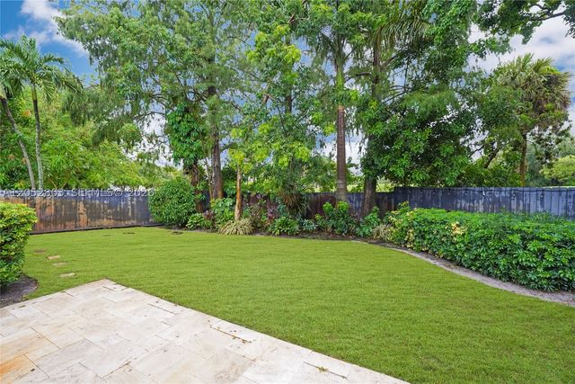 8541 N Lake Dasha Dr, Plantation, FL 33324