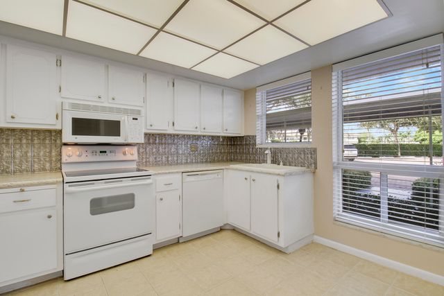 60 Yacht Club Drive 103, North Palm Beach, FL 33408