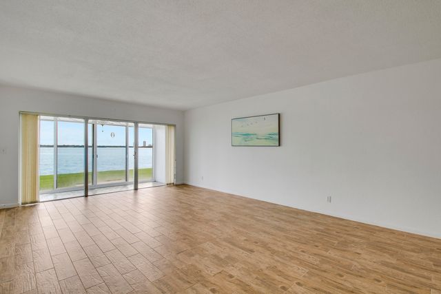 60 Yacht Club Drive 103, North Palm Beach, FL 33408
