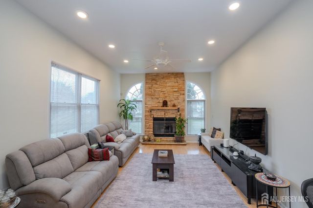 18 Lovell Drive, Plainsboro, NJ 08536