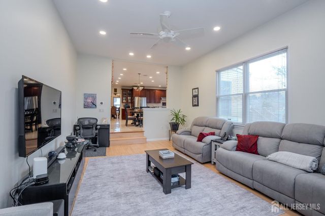 18 Lovell Drive, Plainsboro, NJ 08536