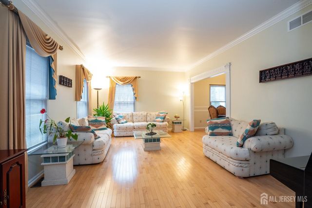 18 Lovell Drive, Plainsboro, NJ 08536