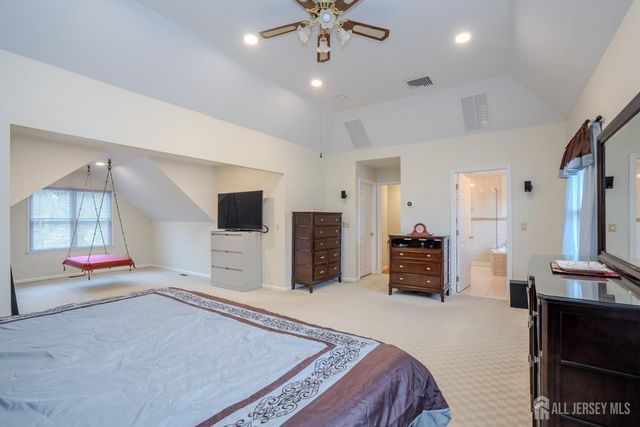 18 Lovell Drive, Plainsboro, NJ 08536