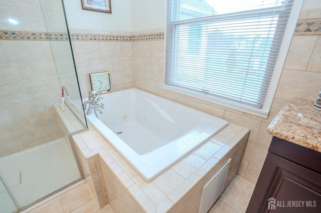 18 Lovell Drive, Plainsboro, NJ 08536