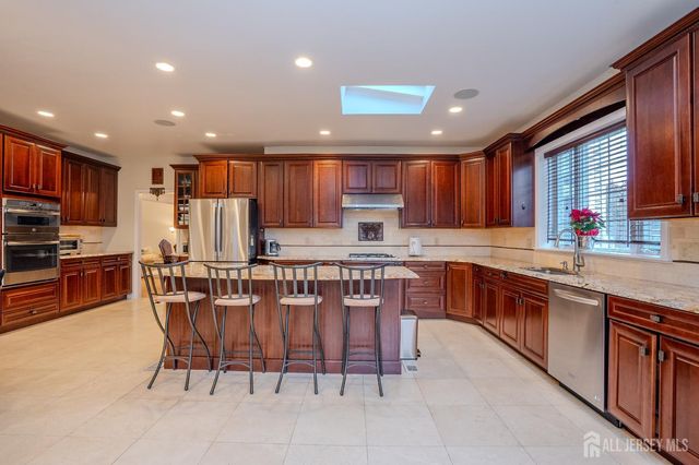 18 Lovell Drive, Plainsboro, NJ 08536