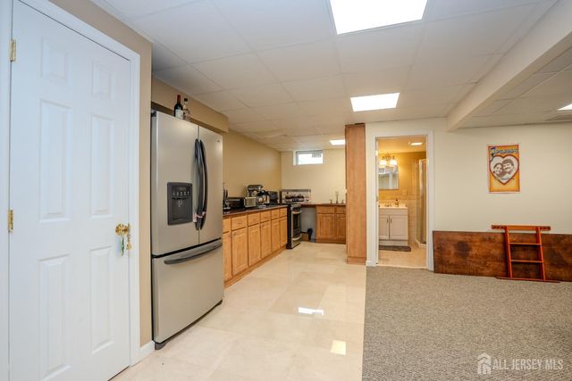 18 Lovell Drive, Plainsboro, NJ 08536