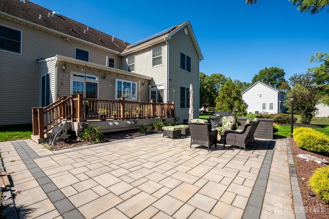 18 Lovell Drive, Plainsboro, NJ 08536