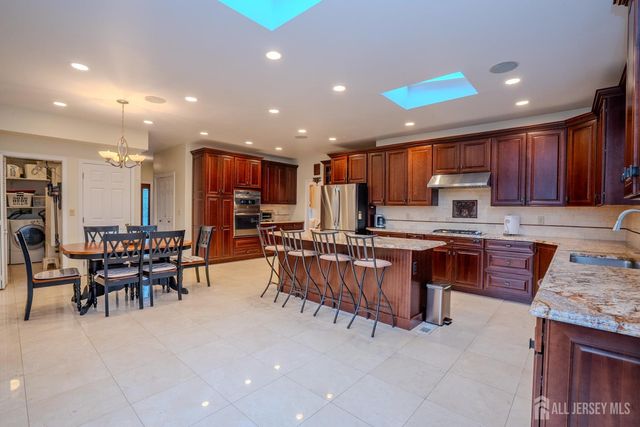 18 Lovell Drive, Plainsboro, NJ 08536