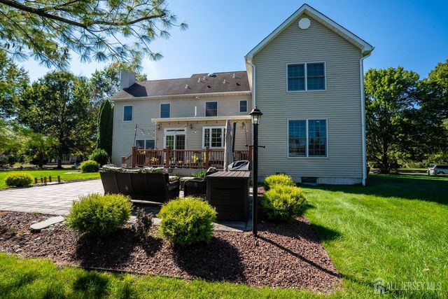 18 Lovell Drive, Plainsboro, NJ 08536