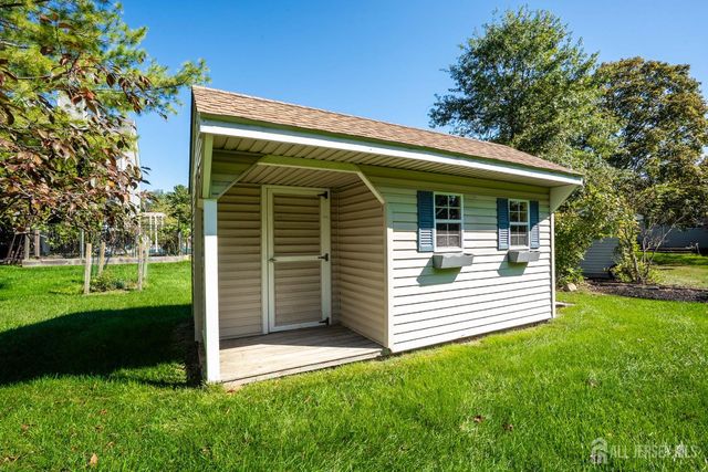 18 Lovell Drive, Plainsboro, NJ 08536