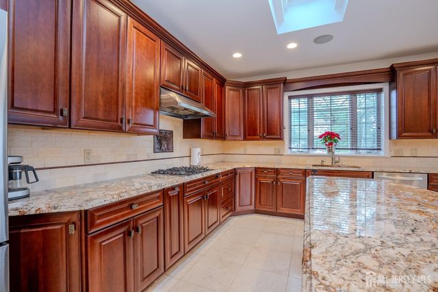 18 Lovell Drive, Plainsboro, NJ 08536