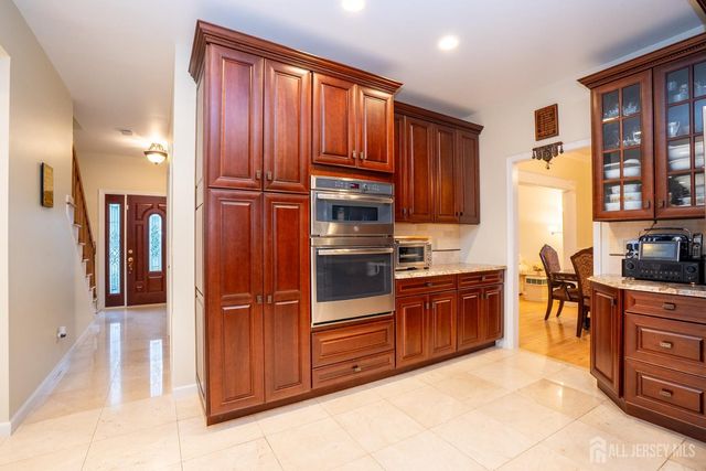 18 Lovell Drive, Plainsboro, NJ 08536