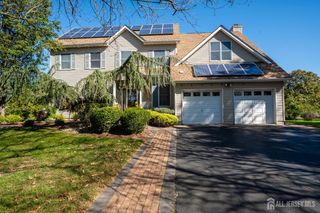 18 Lovell Drive, Plainsboro, NJ 08536