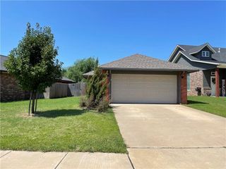 913 Saint Cecil Avenue, Moore, OK 73160