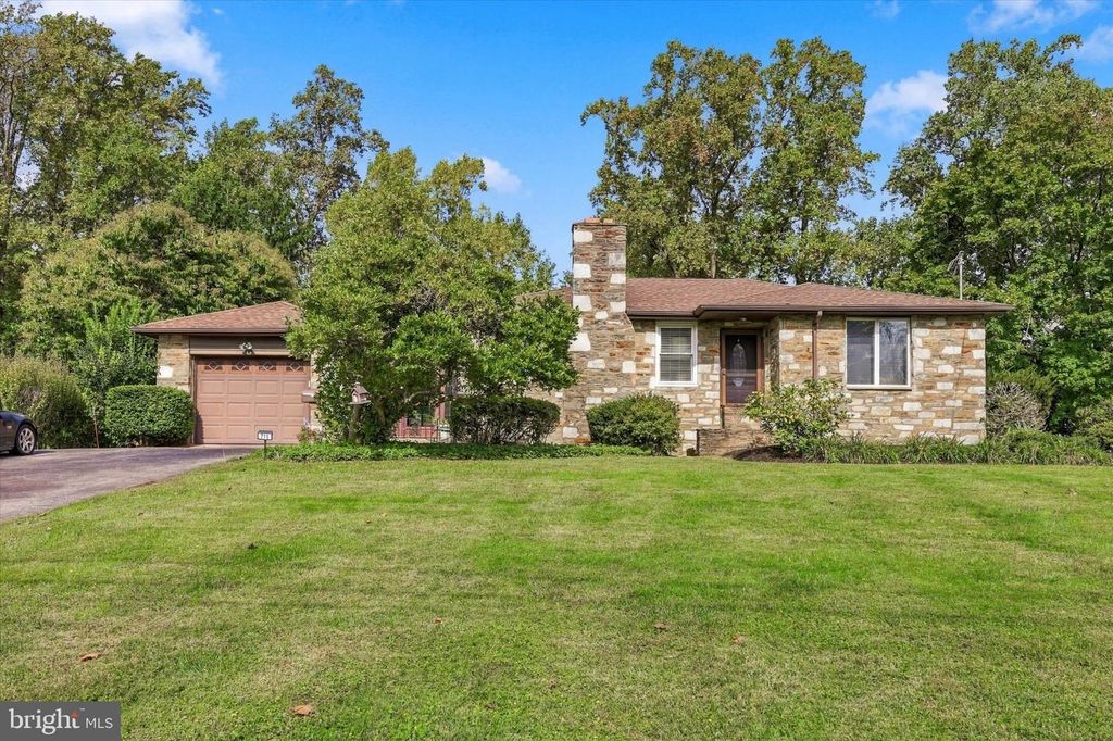 711 STRATFORD DR, PHILADELPHIA, PA 19115 — exterior