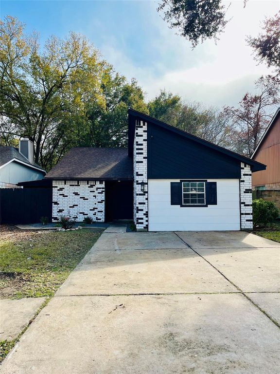 30 Crestbriar Court, Baytown, TX 77521