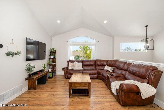 8299 N Raspberry LN, Hayden, ID 83835