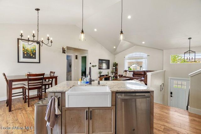 8299 N Raspberry LN, Hayden, ID 83835